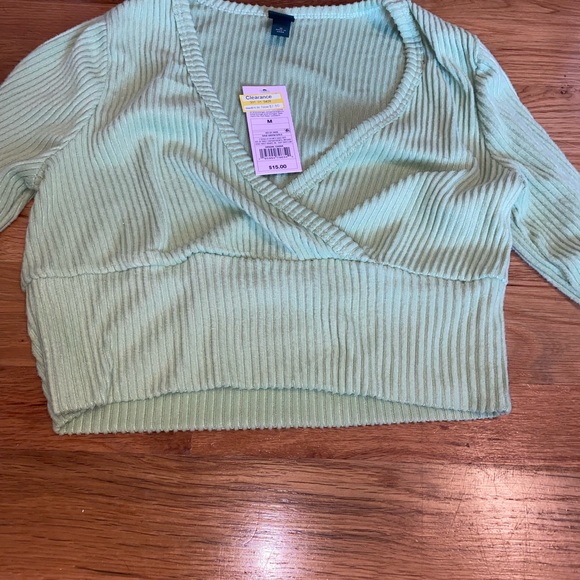 Green Long Sleeve Crop Top - Picture 2 of 3